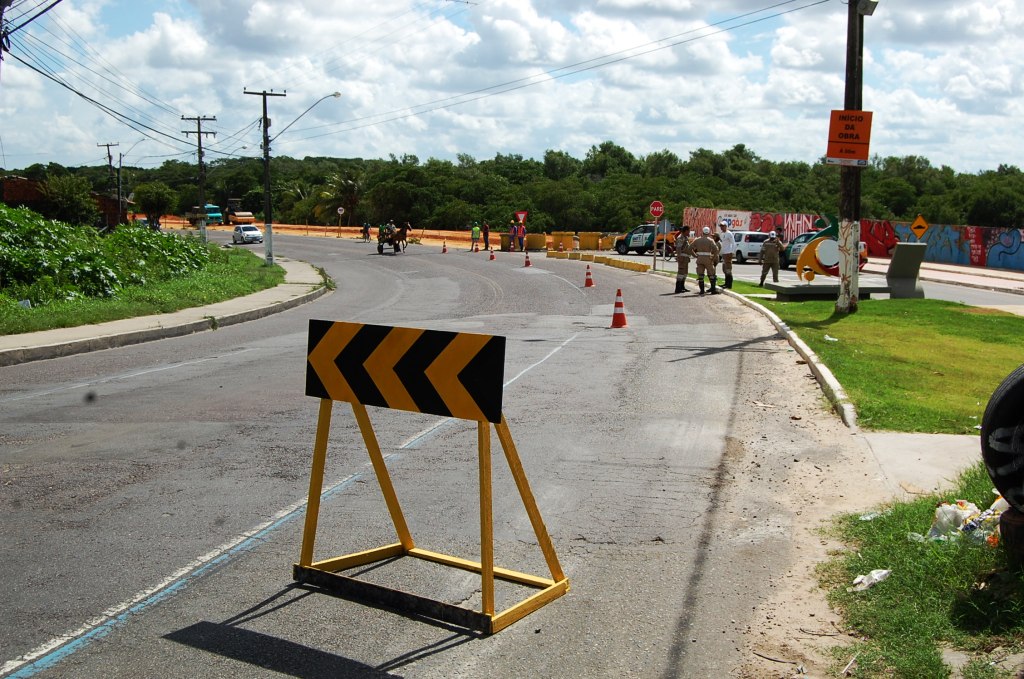 SMTT dá apoio à obra na avenida Euclides Figueiredo - SMTT Aracaju